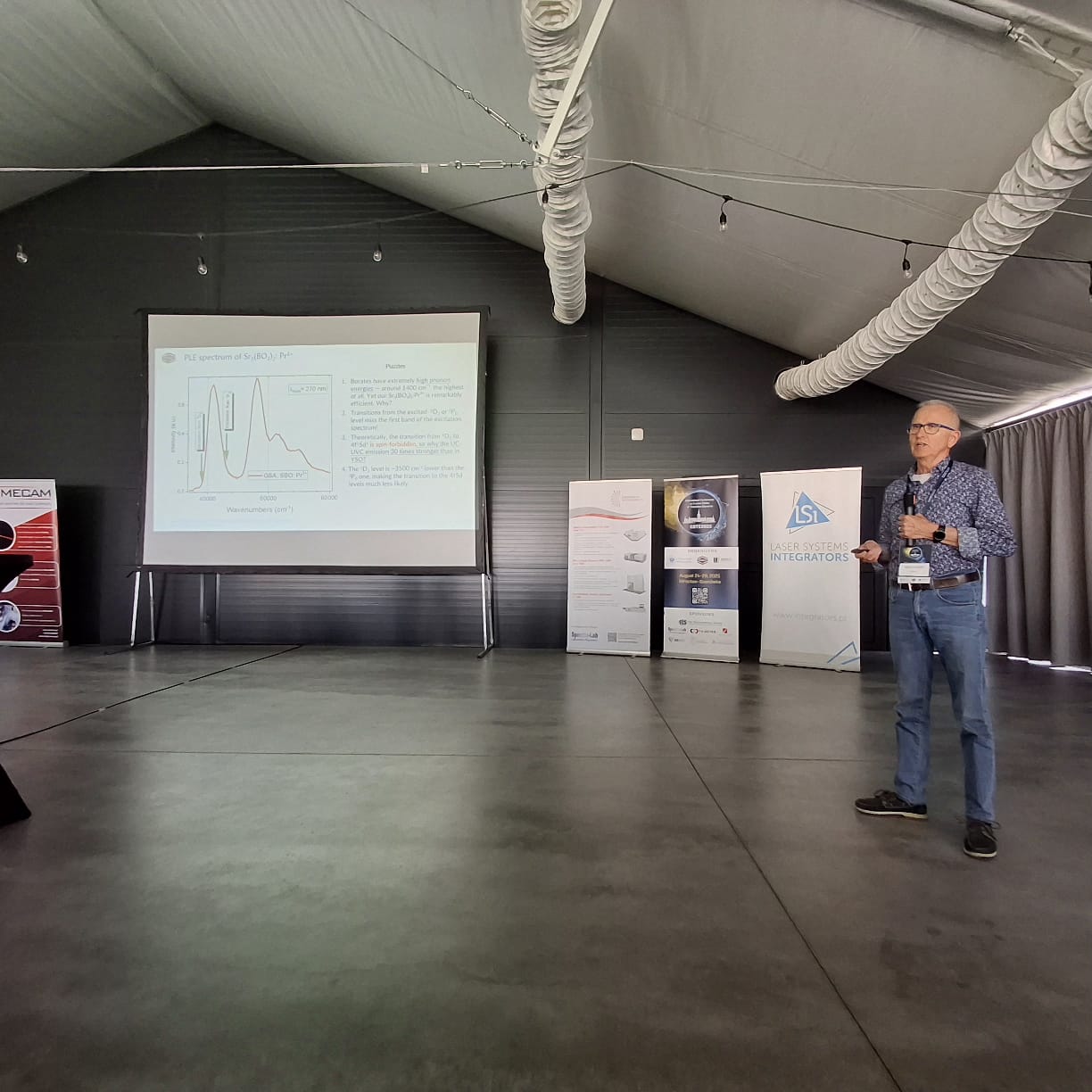 Przemysław_Dereń_presenting.jpeg